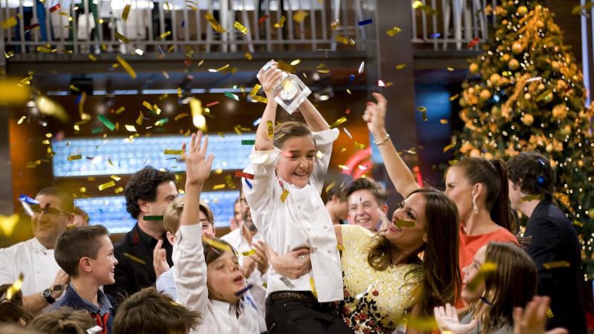 Imagen facilitada por Shine Iberia de María (c), la madrileña de 11 años que, con una creatividad a prueba de cocineros mucho más veteranos, ha ganado la tercera edición del programa de TVE.-EFE