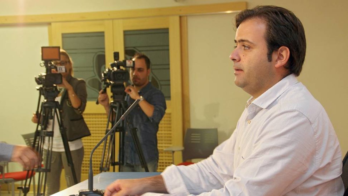 El secretario general del PSOE leonés, Tino Rodríguez, analiza la situación de las infraestructuras en la provincia-Ical