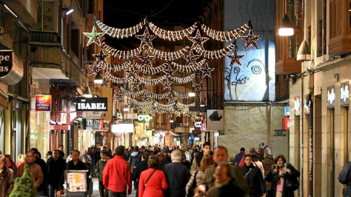 Imagen de archivo de la calle Mantería llena de personas que realizan sus compras navideñas-J.M.Lostau