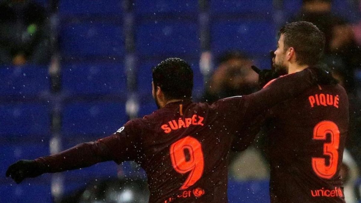 Piqué manda callar a la afición del Espanyol junto a Luis Suárez.-EFE / ALEJANDRO GARCÍA