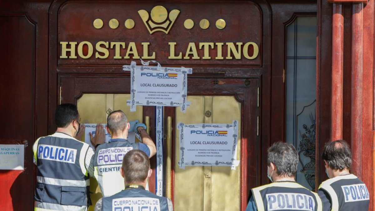 Momento en el que los agentes proceden a precintar el Club Latino de Valladolid tras la macrorredada del martes.- J. M. LOSTAU