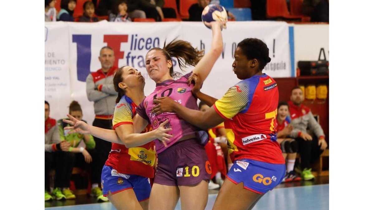 María O’Mullony se cuela entre líneas superando la defensa de la selección española.-J. M. LOSTAU