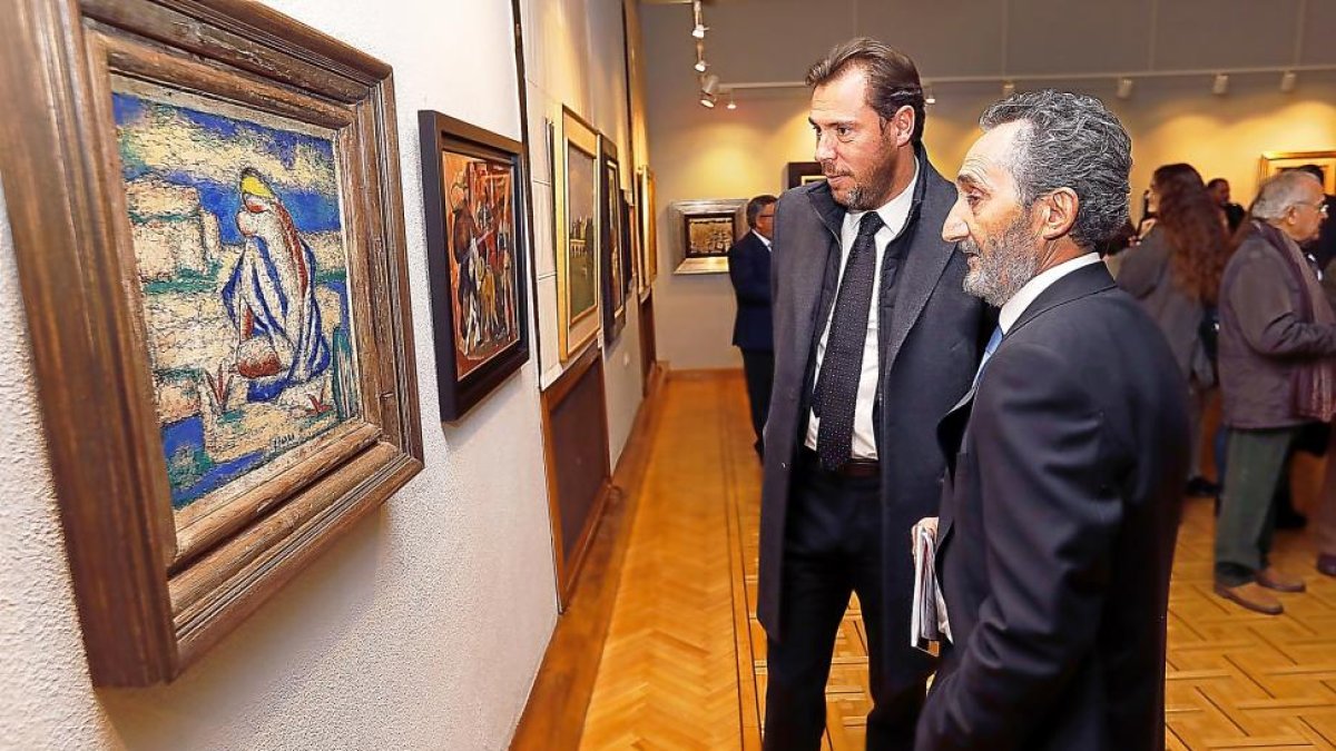 Una sala  que antes fue capilla reúne la obra de una treintena de artistas. En la imagen superior, el alcalde, Óscar Puente junto a Muigue Ángel García.-J. M. LOSTAU