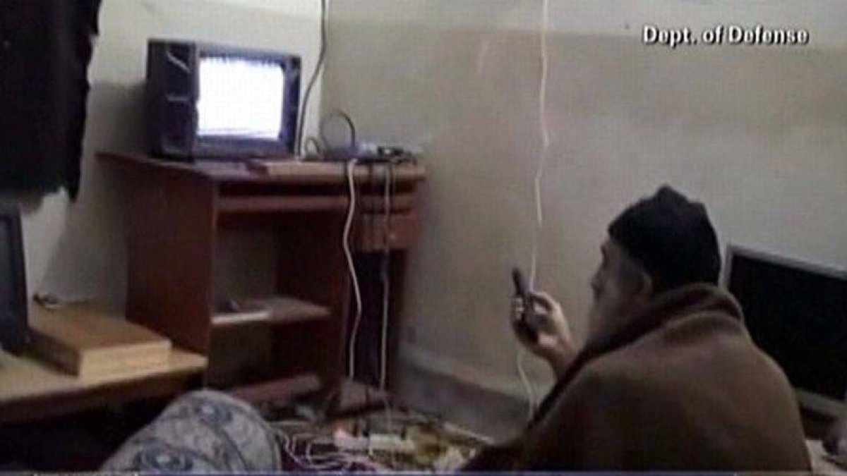 Imagen difundida por el Departamento de Defensa de los Estados Unidos de Bin Laden mirando la televisión en Abbottabad.-Foto: AFP / DOD