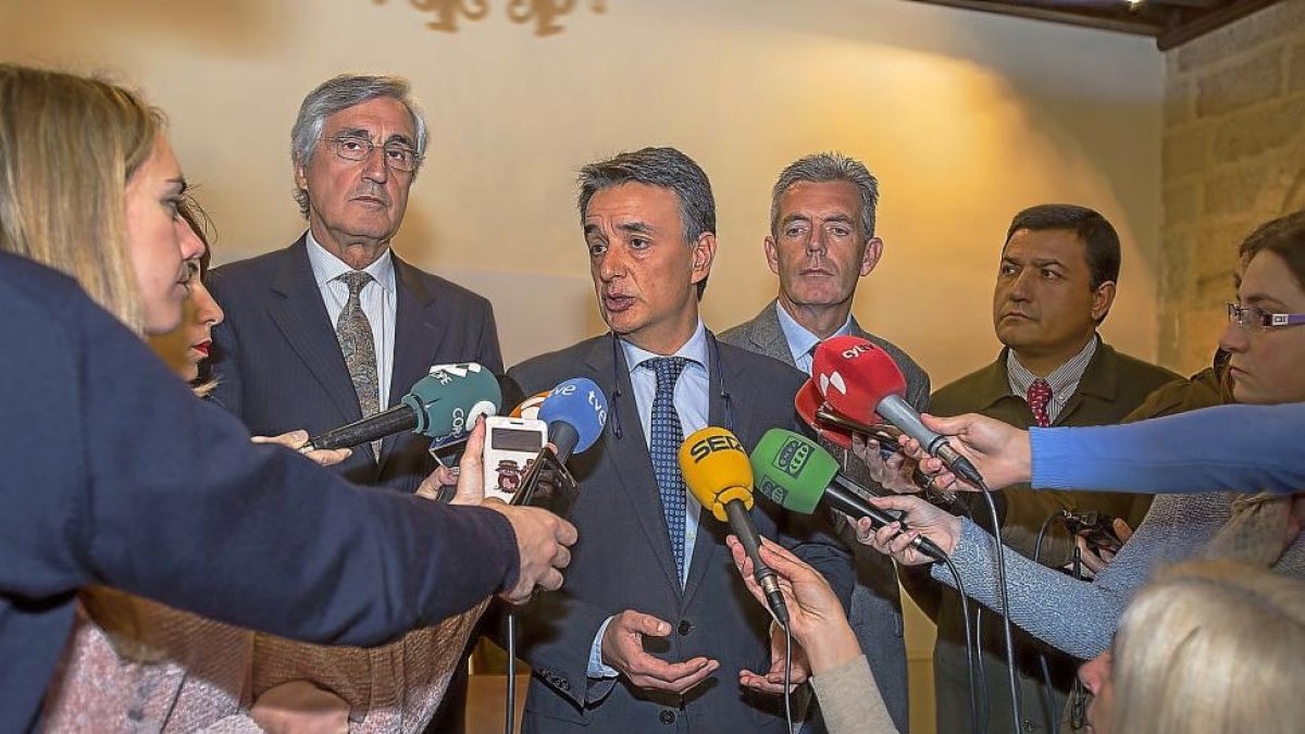 Jorge Morro atiende a los medios acompañado de José Luis Rivas, José Francisco Hernández y Carlos García.-ICAL