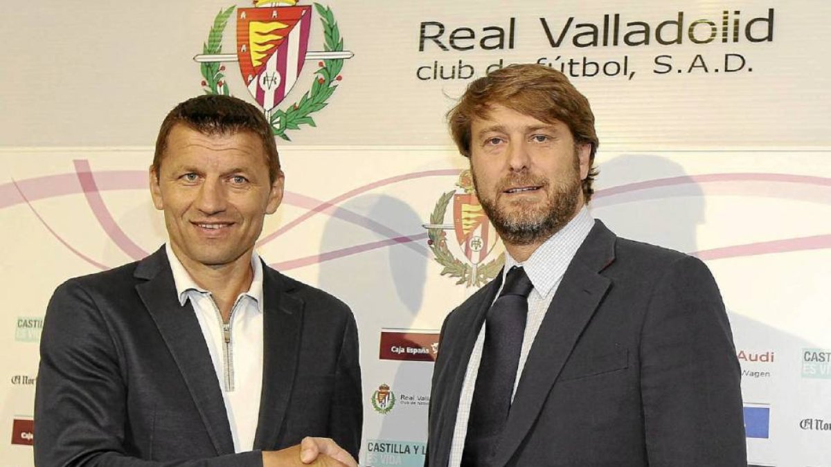 Miroslav Djukic y Carlos Suárez, durante la presentación del primero el 6 de julio de 2011-J.M. LOSTAU