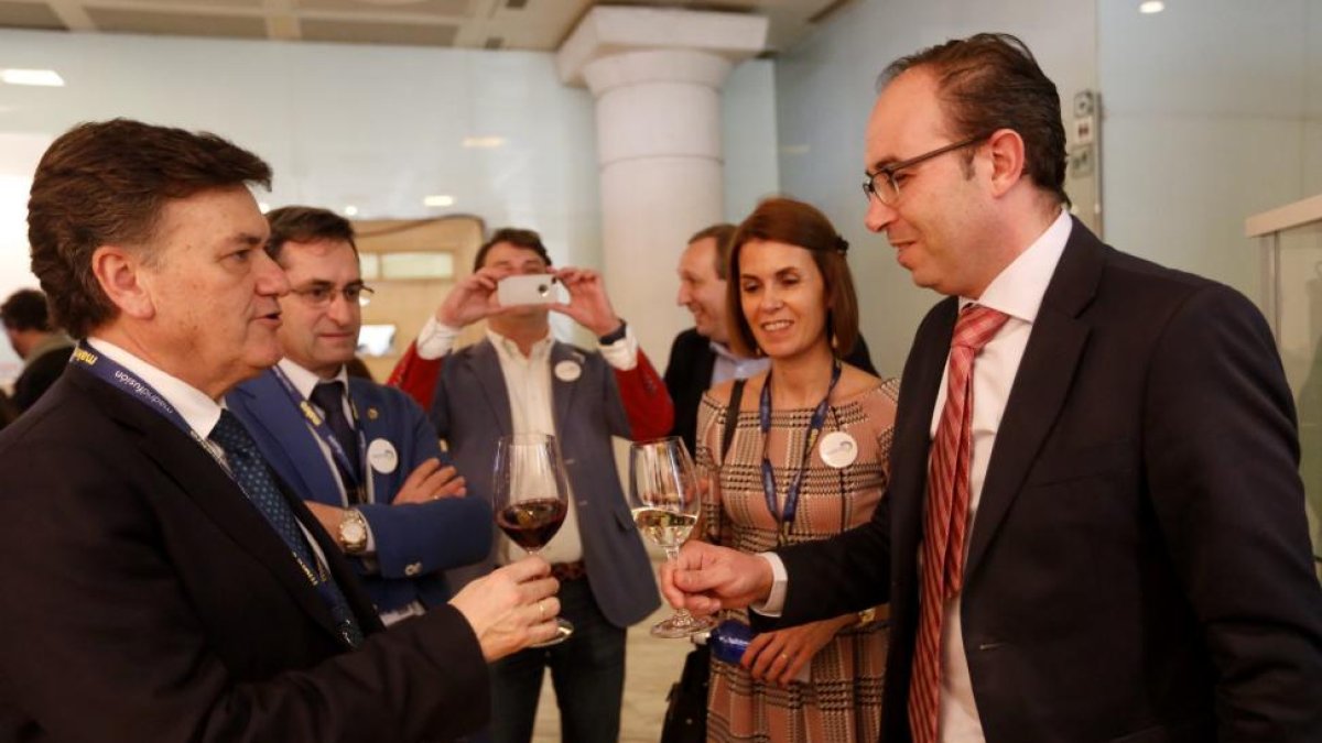 El vicepresidente de la Diputación de Valladolid, Víctor Alonso, visita el expositor institucional en Madrid Fusión, en la imagen junto al presidente de la diputación de Segovia, Francisco Vázquez-Ical