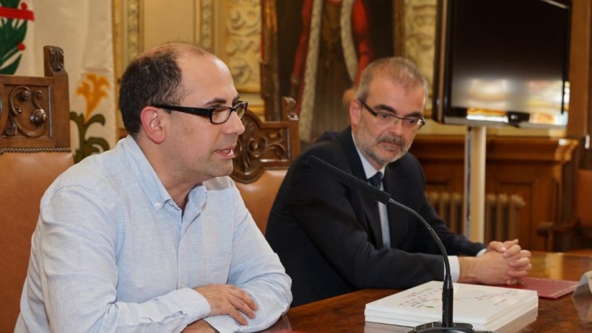 Luis Vélez y Andrés Bernabé en el Ayuntamiento.-E.M.