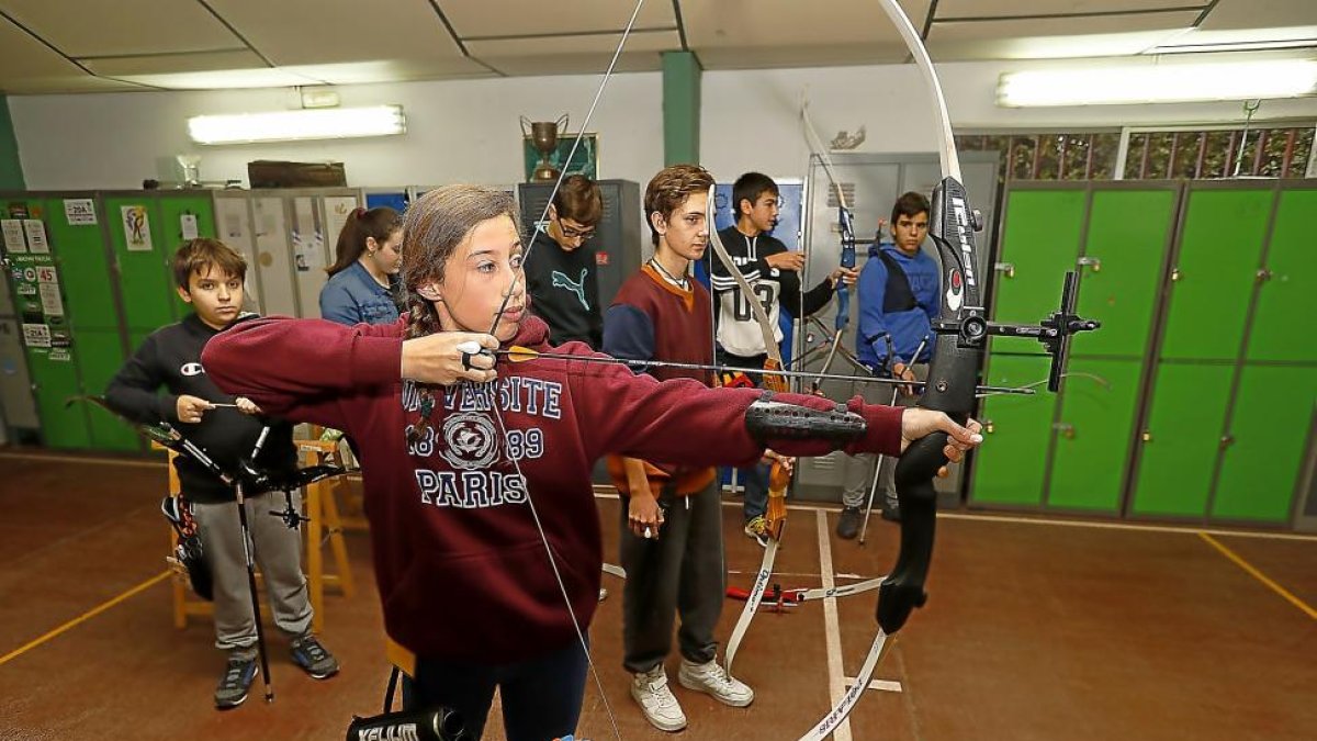 Una participante lanza con su arco en las instalaciones de la delegación provincial.-J. M. LOSTAU