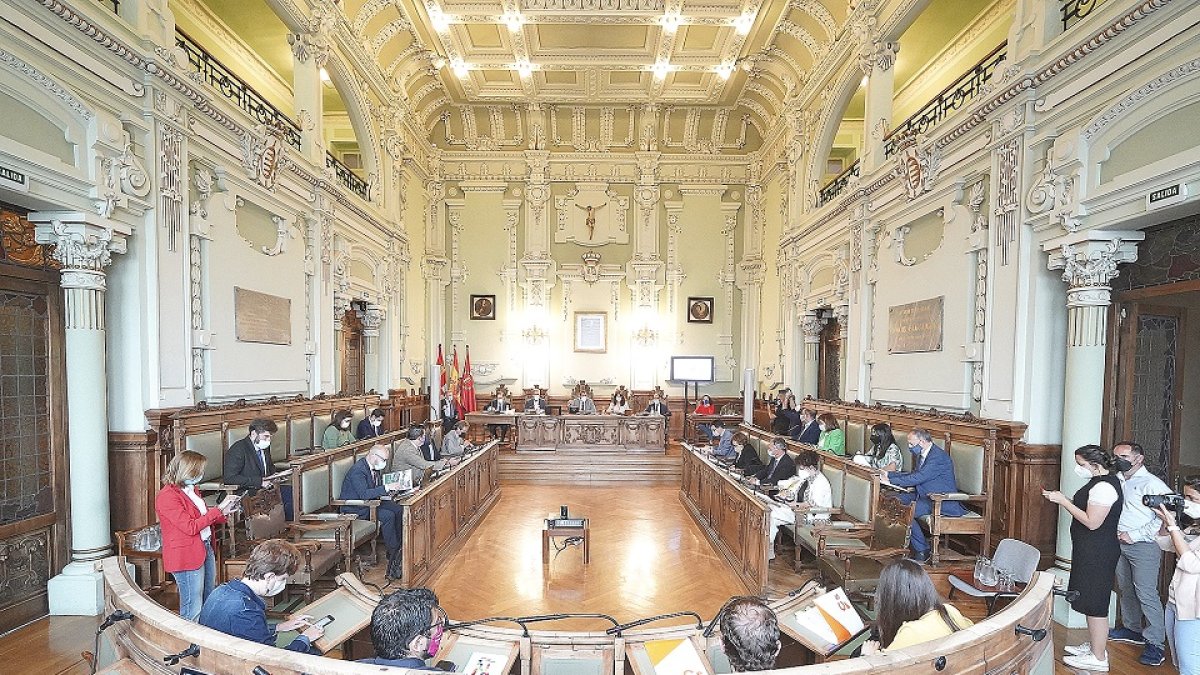 Vista general del salón de plenos durante la sesión. E.M.