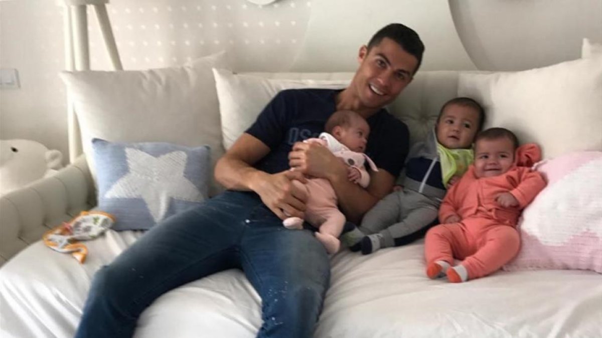 Cristiano Ronaldo, con Alana Martina y los gemelos Mateo y Eva.-EL PERIÓDICO