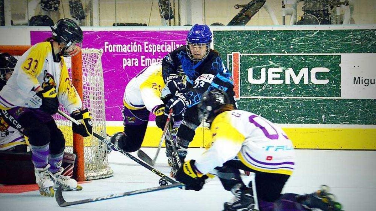 Las jugadoras de las Panteras y Tucans en el partido de la fase regular.-MARCE DÍEZ