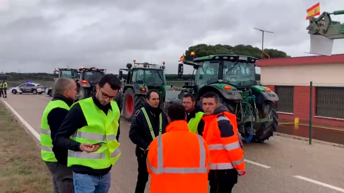 Tractores detenidos en Boecillo, en Valladolid.-E. M.