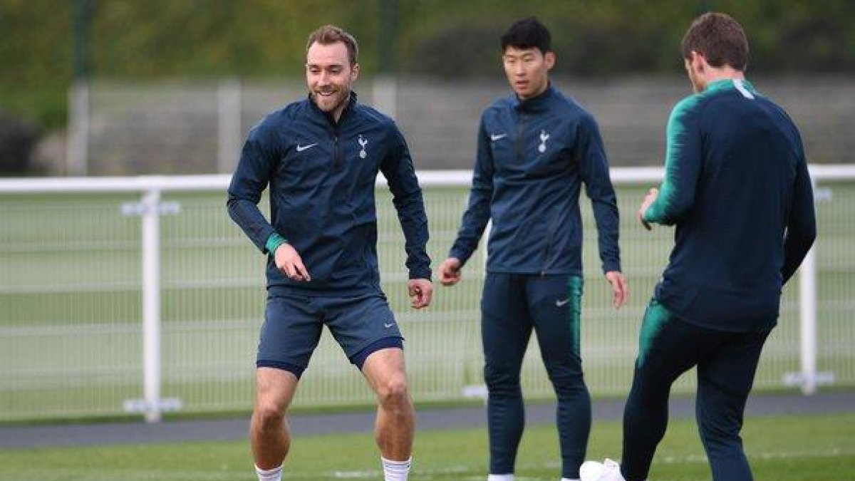 Último entrenamiento del Tottenham antes de recibir al Ajax.-EPA