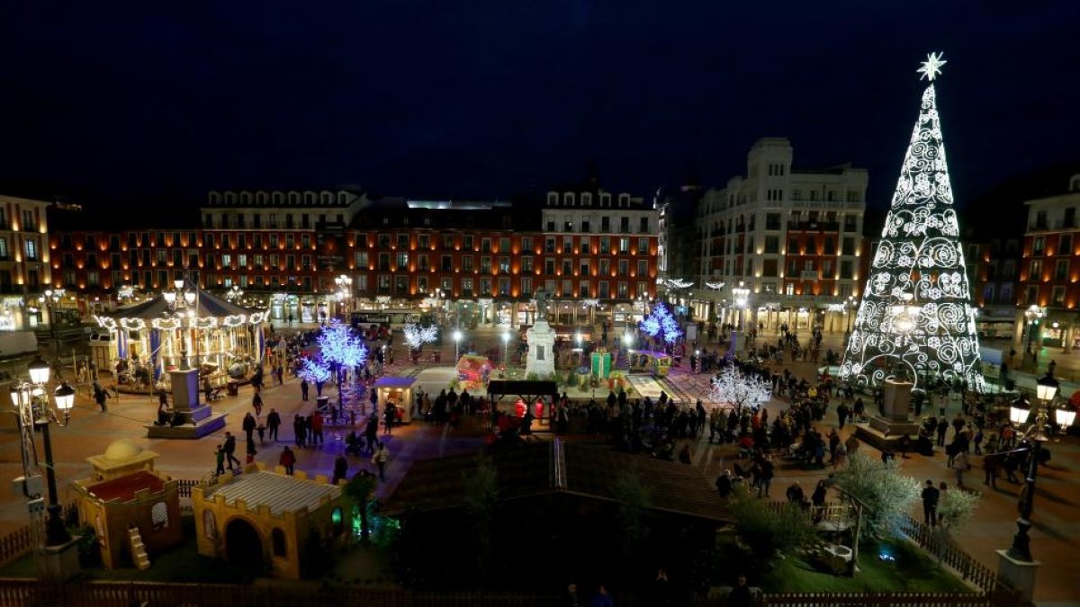 Luces de Navidad en el centro de Valladolid.-ICAL