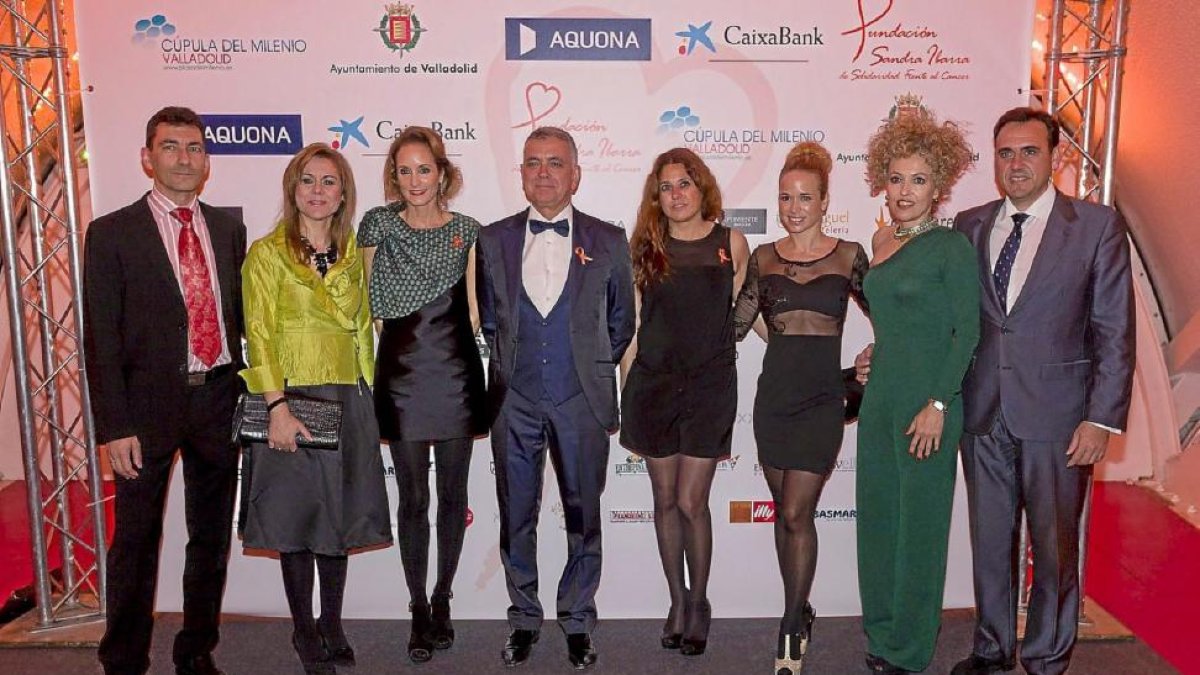 Sandra Ibarra y Juan Ramón Lucas, con algunos asistentes a la cena en la Cúpula del Milenio.-P.R.
