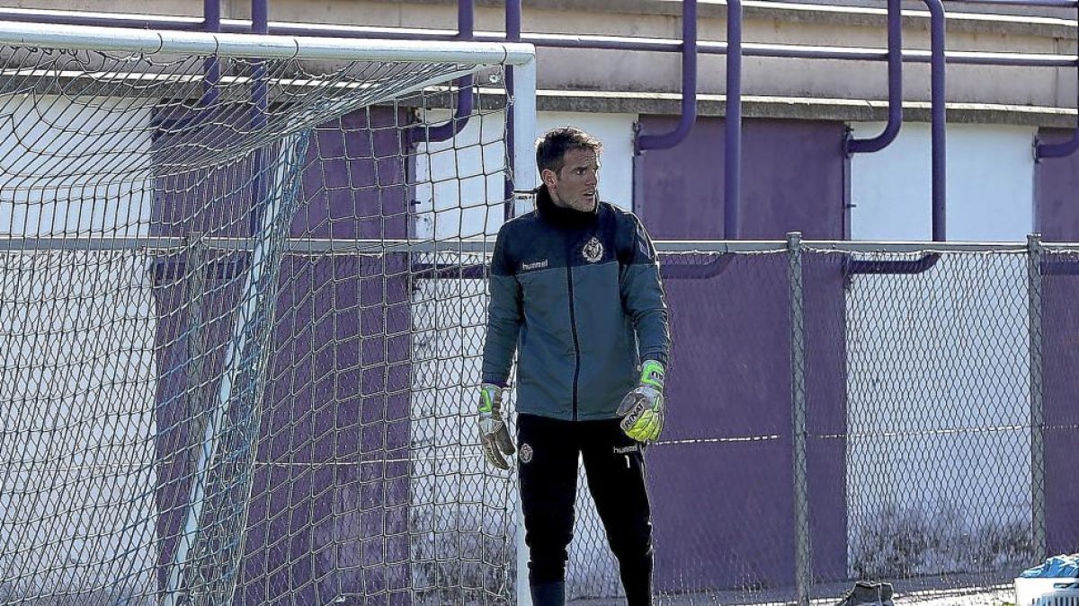 Pau Torres observa una acción del entrenamiento de ayer.-BALCAZA