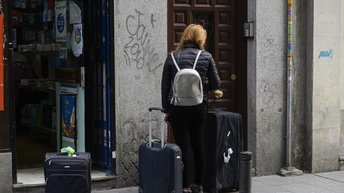 Imagen de archivo de una mujer en la puerta de una vivienda de uso turístico .-E.M.