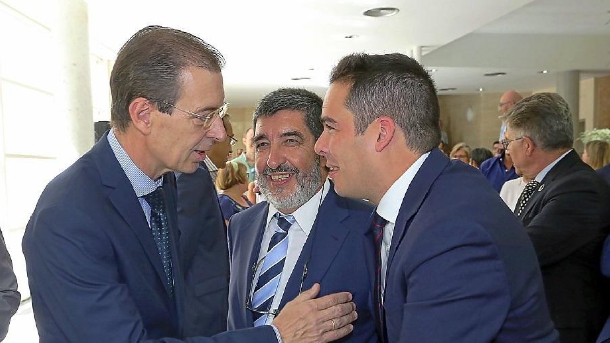El secretario general de Transparencia, José M. García, saluda a Barrios ante el gerente de Sacyl, Manuel Mitadiel.-ICAL