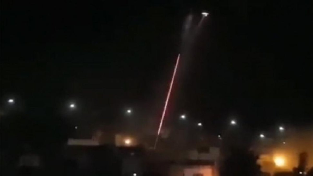 El helicóptero abriendo fuego.-