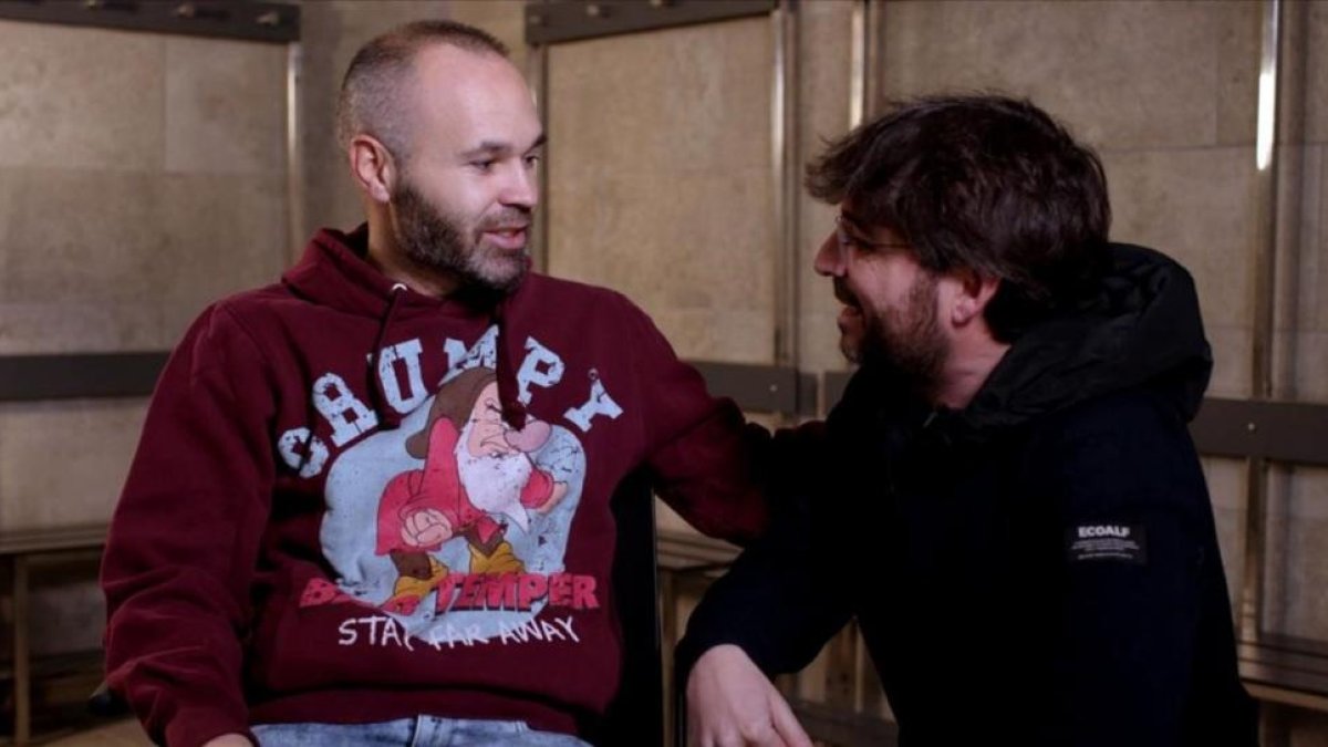 El futbolista Andrés Iniesta con Jordi Evole, en el especial de Salvados.-/ ATRESMEDIA