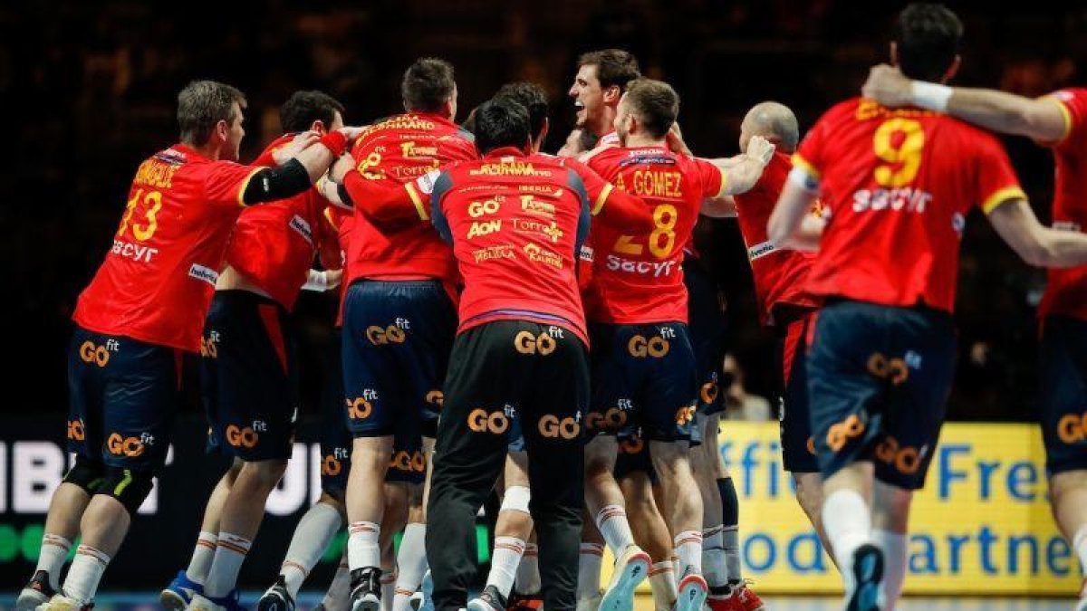 La selección española de balonmano, los Hispanos, celebrando el triunfo ante Eslovenia.-EUROPA PRESS