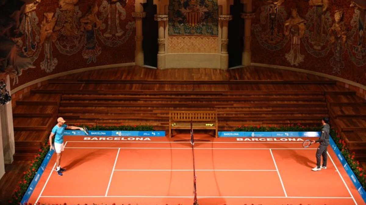 Nadal, a la izquierda, con Nishikori, en una exhibición este lunes en el Palau de la Música de Barcelona.-JORDI COTRINA