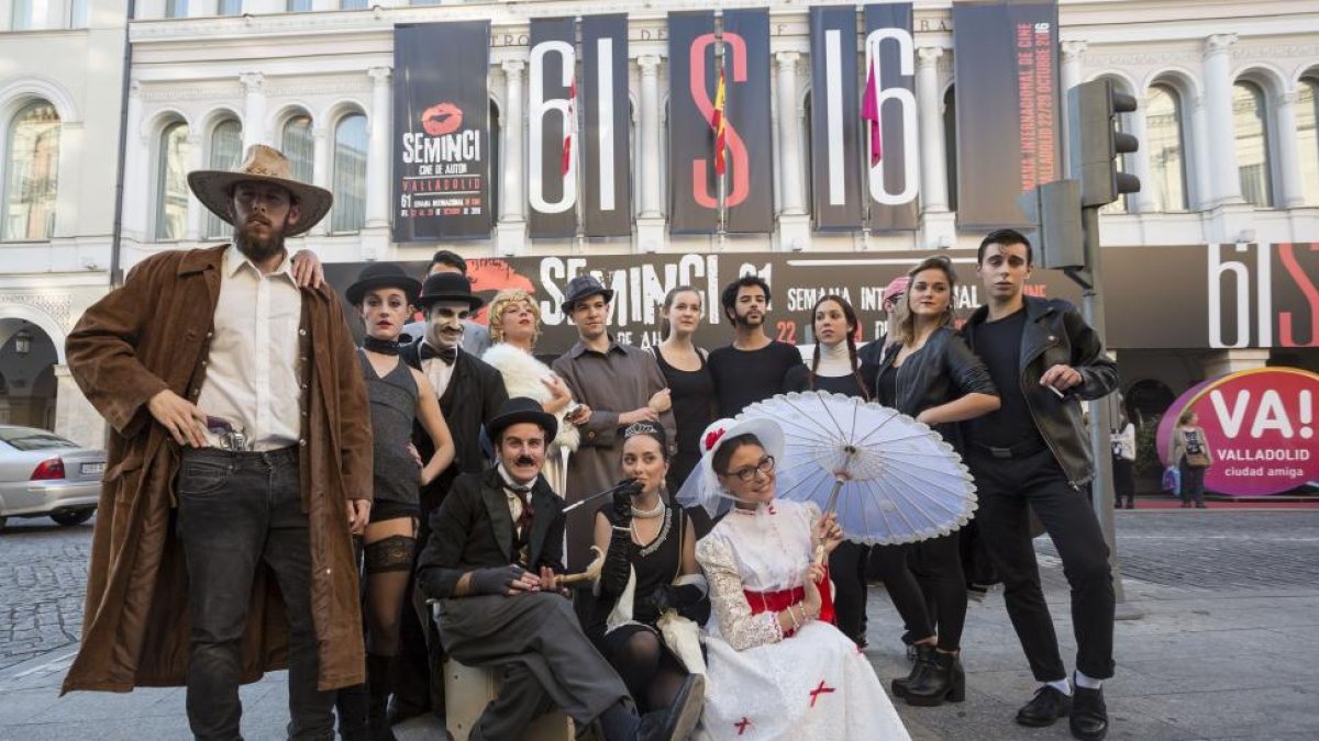 Personajes de la historia del cine posan ayer delante del Teatro Calderón.-REPORTAJE GRÁFICO: MIGUEL ÁNGEL SANTOS (PHOTIGENIC)