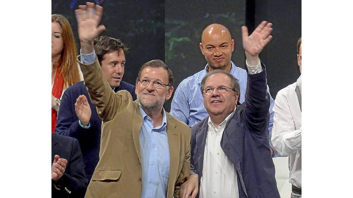 Herrera y Rajoy saludan a los militantes en el mitin de campaña en Burgos.-Ical