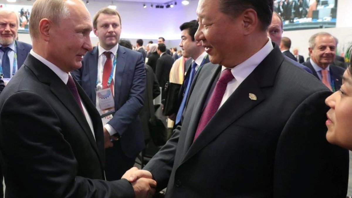 Putin y Xi Jingpin se saludan durante la cumbre del G20-REUTERS