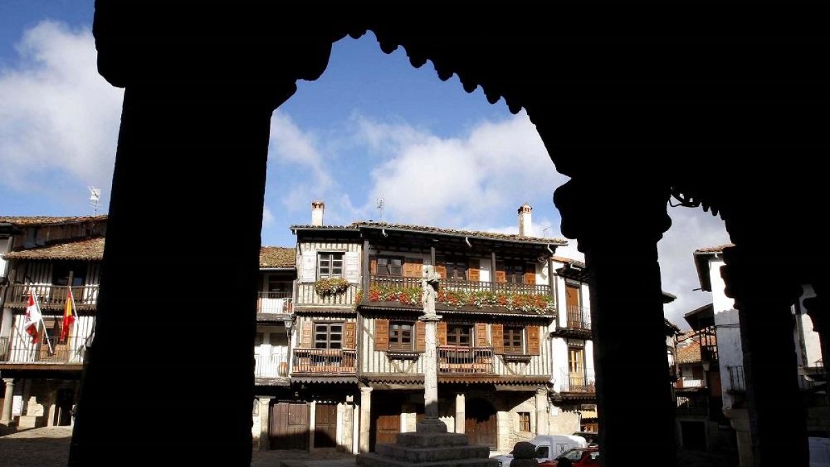 Instantánea de la plaza mayor de La Alberca desde uno de sus soportales.-ENRIQUE CARRASCAL