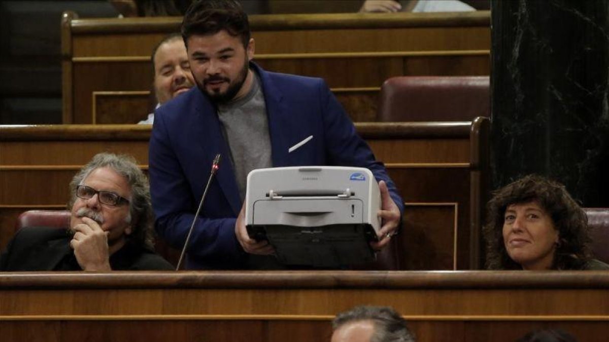 Rufián muestra una impresora durante la sesión de control al Gobierno, este miércoles.-JOSÉ LUIS ROCA
