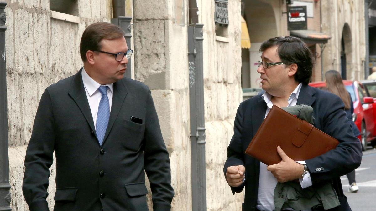 Rafael Delago, derecha, a su llegada a los juzgados, en una imagen de archivo.-ICAL