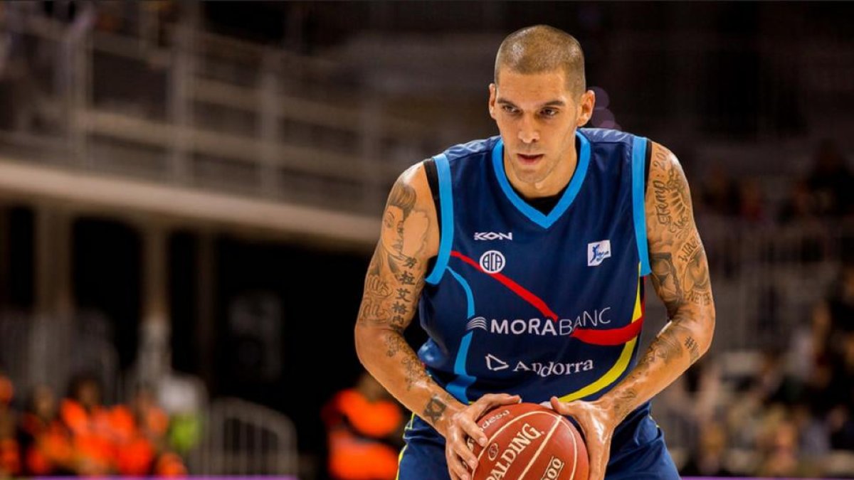 NachoMartín, concentrado, se prepara para lanzar un tiro libre durante su etapa en el MoraBanc andorrano.-BÀSQUET CLUB ANDORRA