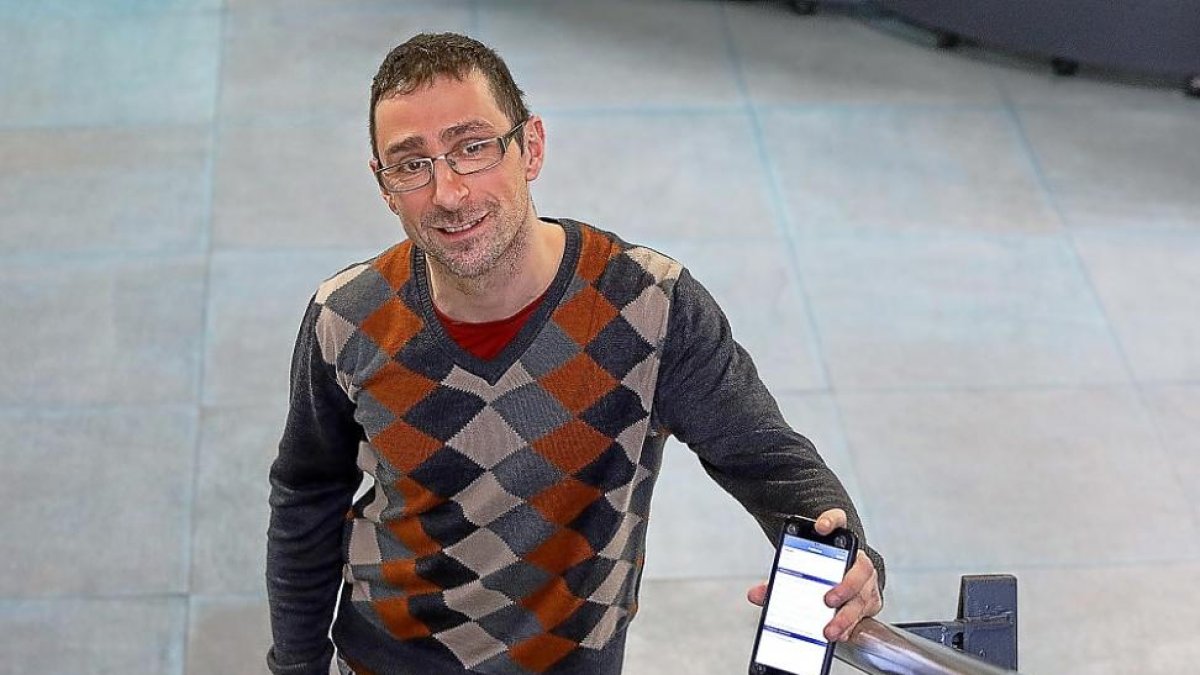 Luis Fernando Calvo, profesor de Ambientales de la Universidad de León, muestra la aplicación Binqui.-J. M. LOSTAU