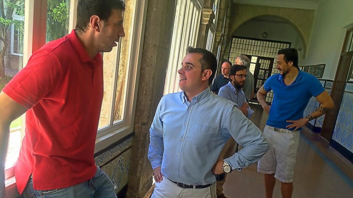 Iñaki conversa ayer tras su despedida con Sergio de la Fuente. Al fondo, Mateu, Feñe, Saúl Asensio y Álvaro Calvo.-G. VELASCO