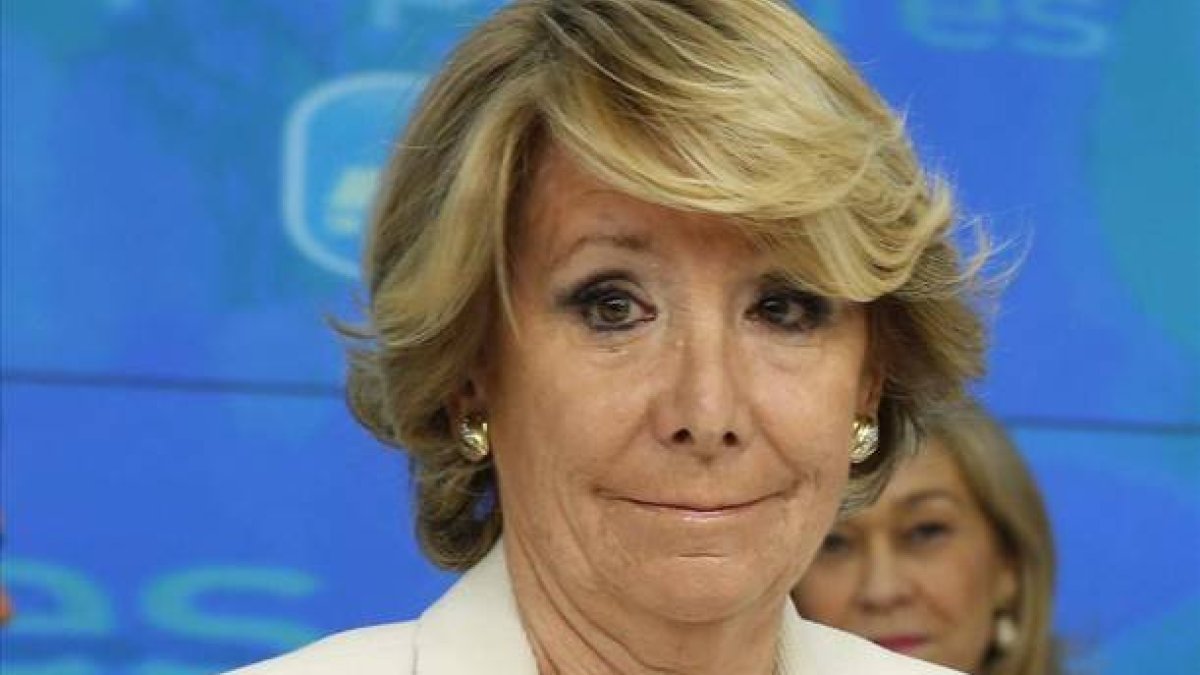 La líder de los populares madrileños ha admitido sus errores en la campaña y ha considerado que debe asumir responsabilidades por la bajada de votos del partido. Por ello ha anunciado su decisión de no volver a presentarse como presidenta del partido en l-Foto: EFE / SERGIO BARRENECHEA