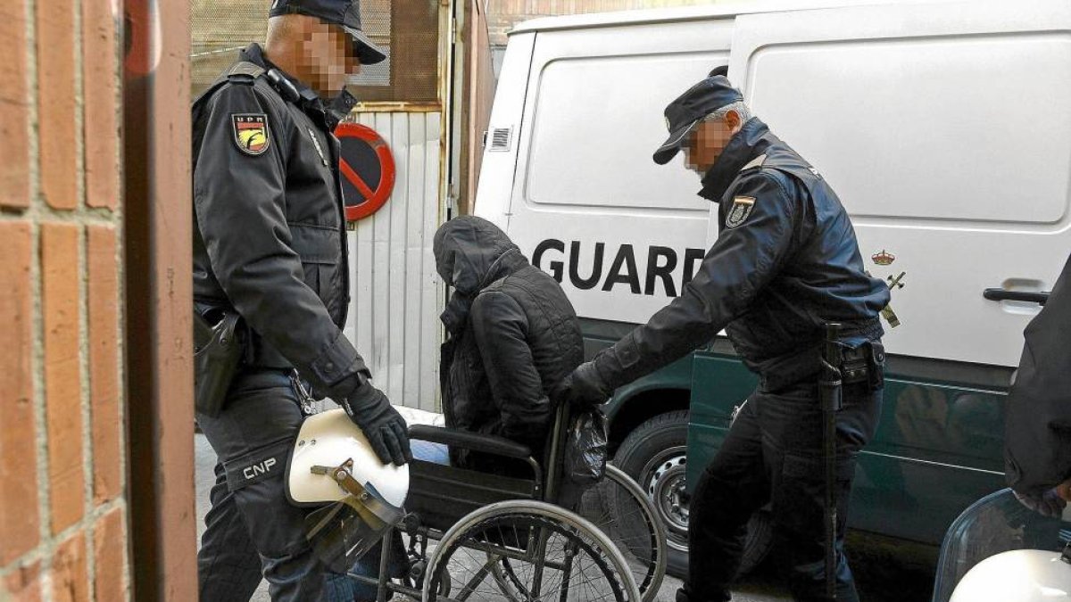 Omar O. de 48 años, el presunto autor del doble crimen de La Rondilla, sale de la unidad de psiquiatría del Hospital Clínico Univerisitario-Nacho Gallego / EFE