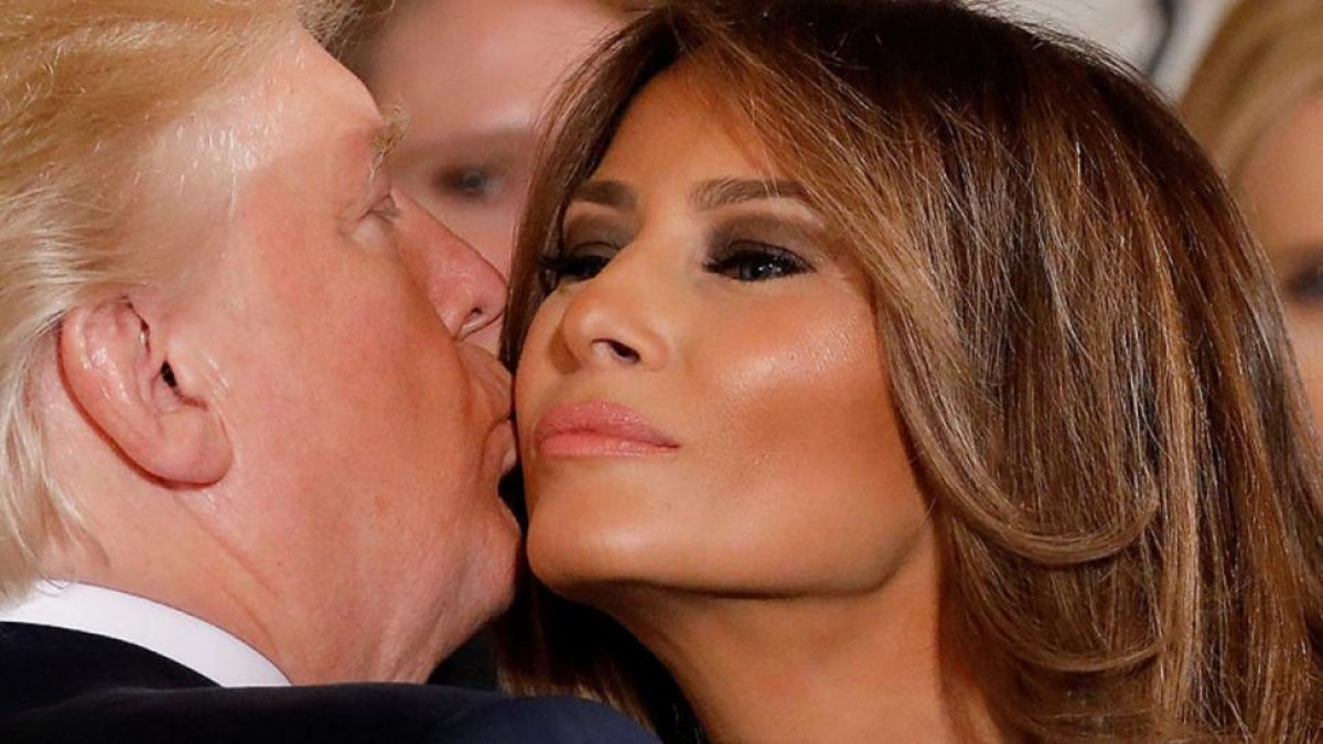 Melania Trump recibe un beso de Donald Trump en la Casa Blanca.-REUTERS / CARLOS BARRIA