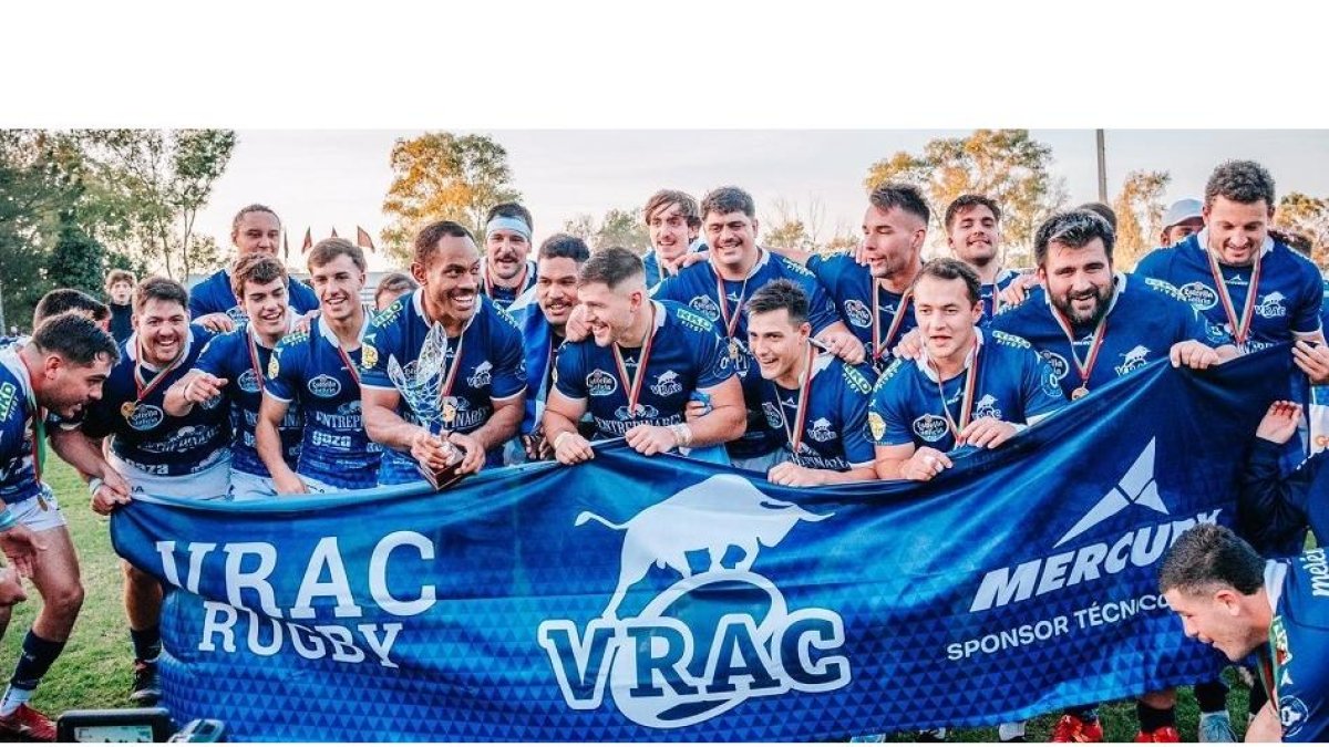 Los jugadores del VRAC Quesos Entrepinares posan con sus medallas en la tradicional foto final tras la séptima Copa Ibérica conseguida. / EL MUNDO