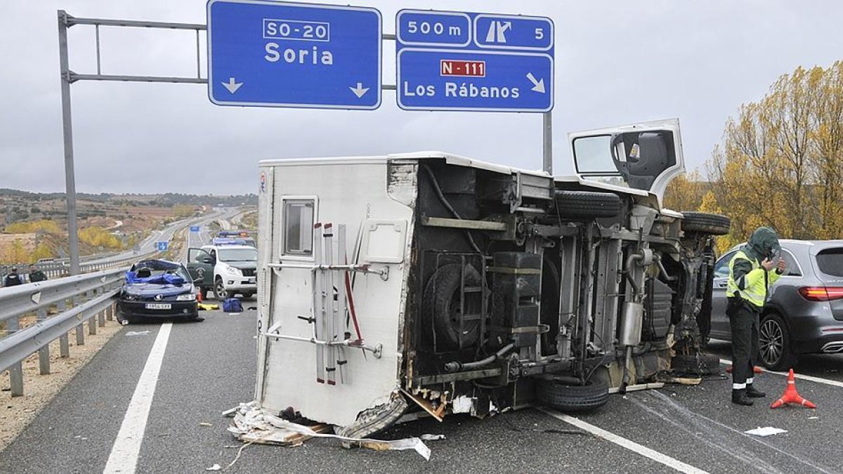 La autocaravana volcada de la SO-20 a la alturade Los Rábanos.-VALENTÍN GUISANDE