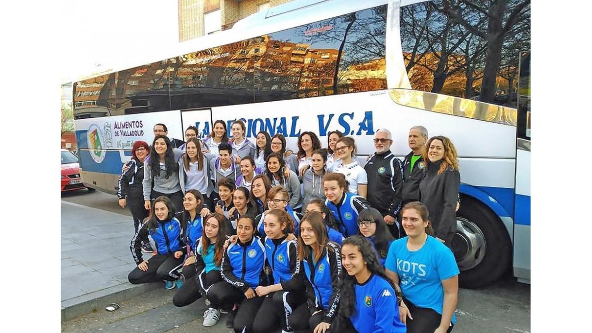 Jugadoras del primer equipo y el filial y los técnicos del Aula, ayer, antes de viajar hasta Málaga.-TWITTER AULA