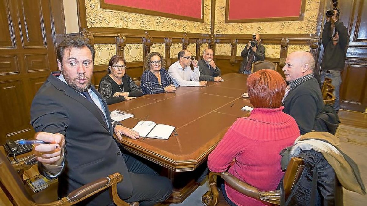 Puente con los representantes de la Coordinadora contra el Narcotráfico de Pajarillos en la reunión mantenida ayer en Valladolid.-PABLO REQUEJO (PHOTOGENIC)