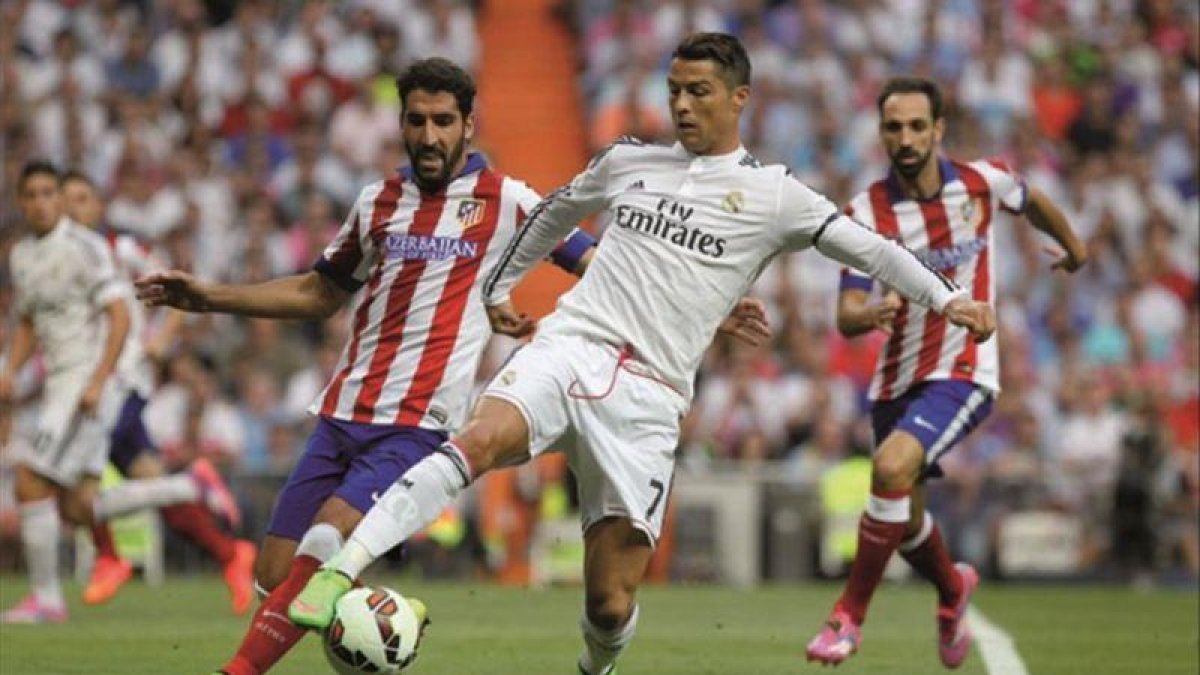 Raúl García, Ronaldo y Juanfran, durante un derbi en diciembre del 2014 en el  Calderón.-AGUSTÍN CATALÁN