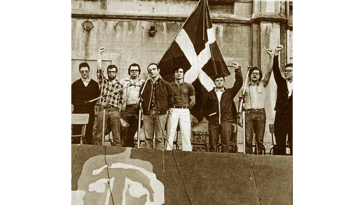 Imagen de miembros de ETA procesados en el consejo de guerra de Burgos de 1970 tras recuperar la libertad.-E. M.