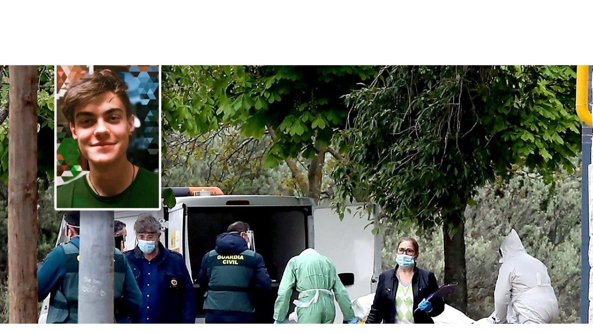 Funcionarios del servicio forense recogen el cuerpo de David Hernández Sánchez (en la fotografía) del parque donde aparceció muerto. ICAL