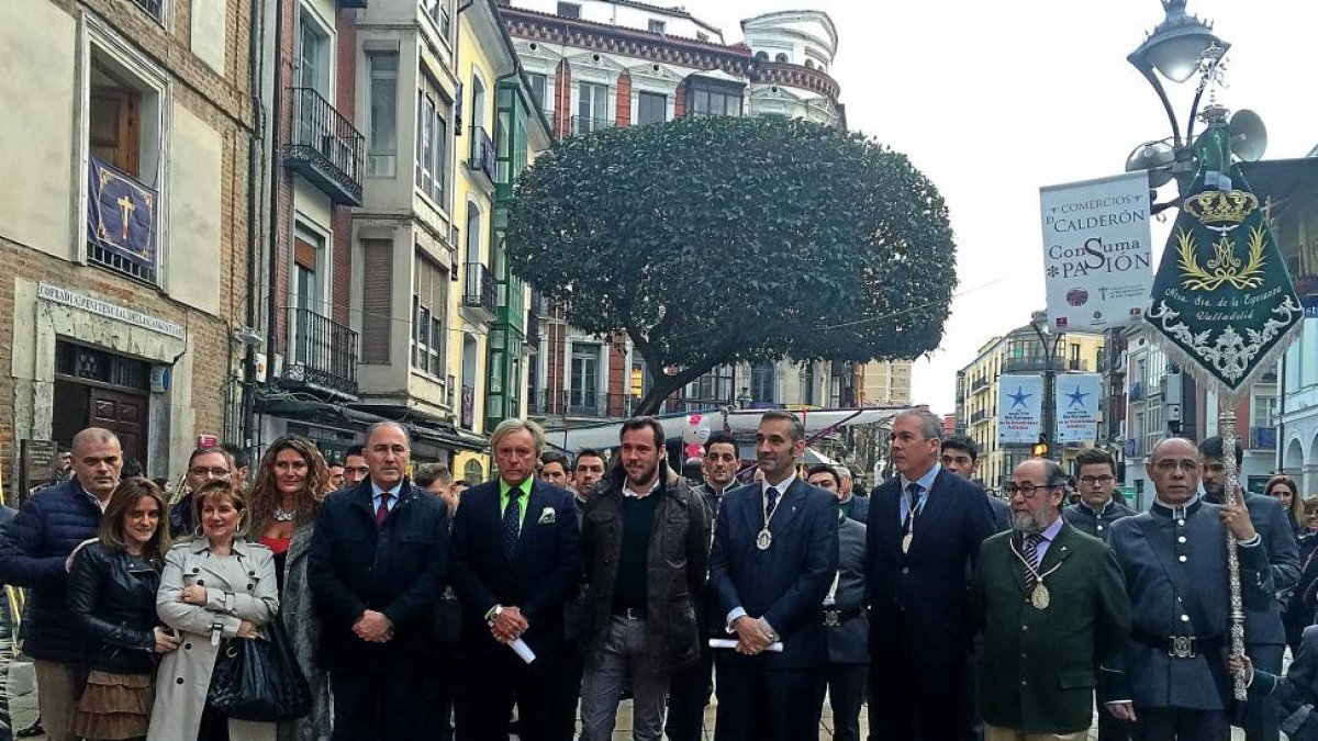 El alcalde, en el centro, junto a los asistentes a la inauguración de la exposición.-E. M.