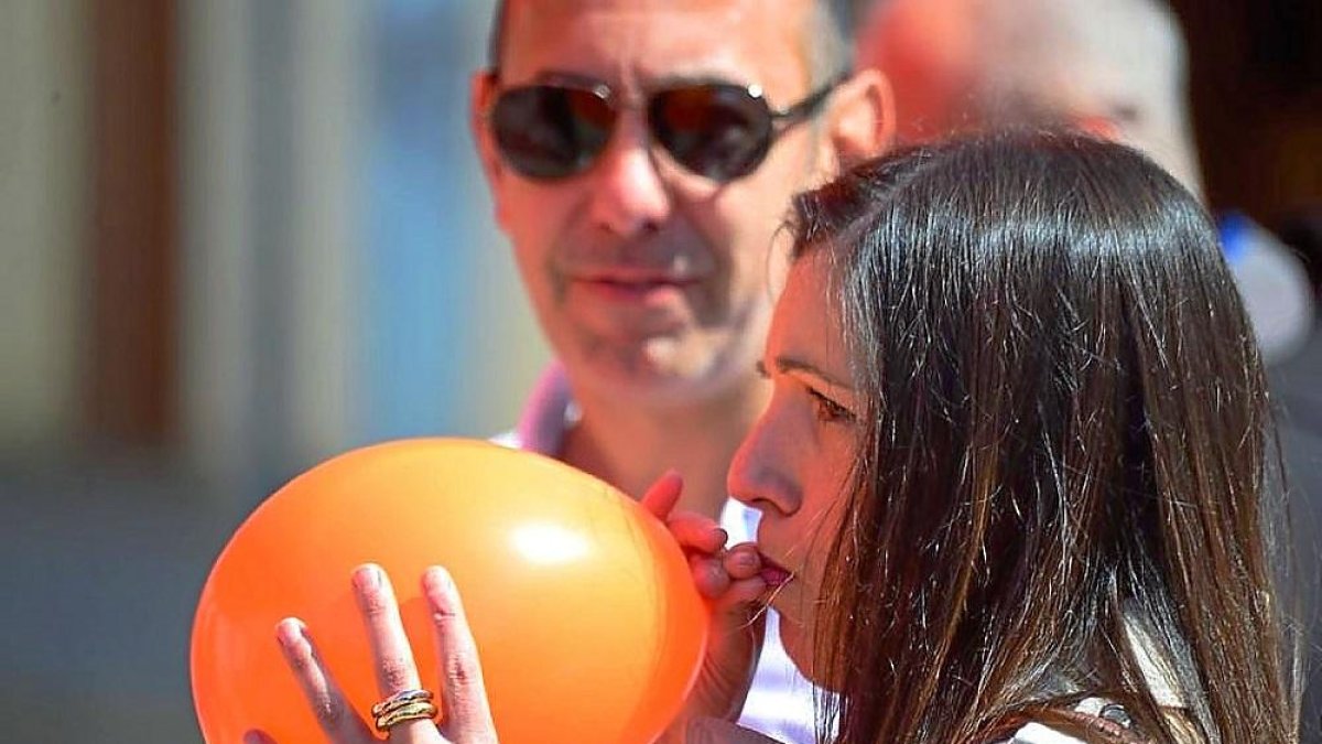Soraya Mayo infla un globo en presencia del candidato de Arroyo, Velasco.-ICAL
