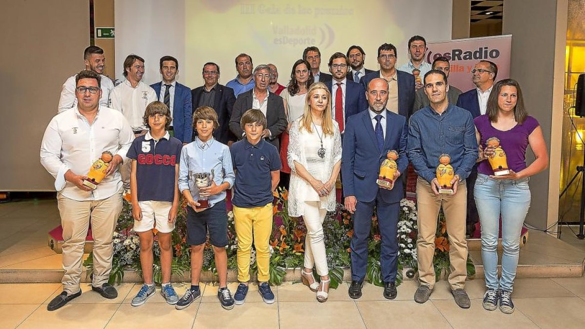 Galardonados y patrocinadores posan en los IIIPremios Valladolid Es Deporte durante la gala que organizó esRadio-Pablo Requejo