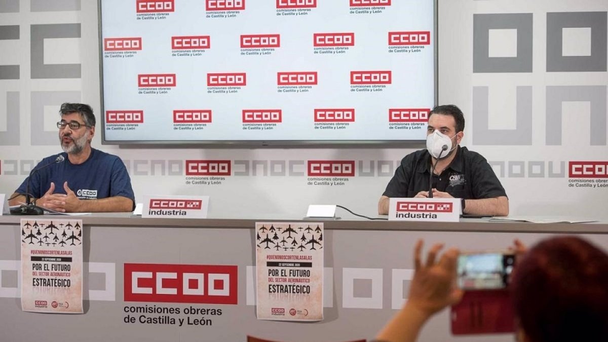 El secretario general de CCOO Industria en CyL, Gonzalo Díez Piñeles, (i) y el delegado de CCOO en Aciturri Boecillo, Juan Manuel Moreriras. - CCOOCYL